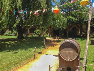 Matamata, Yeni Zelanda - 12 Aralık 2019: Hobbiton Film Set. Hobbit ve Yüzüklerin Efendisi 'nin ünlü çekim yeri.