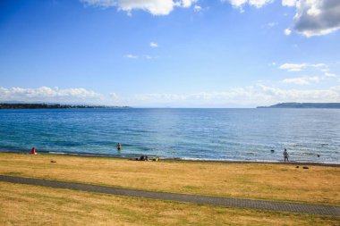 Taupo, Kuzey Adası, Yeni Zelanda - 21 Aralık 2016: Taupo Gölü üzerinde güzel manzara. Taupo, bölgede yapacak çok işi olan ünlü bir turistik yerdir..