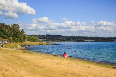 Taupo, Kuzey Adası, Yeni Zelanda - 21 Aralık 2016: Taupo Gölü üzerinde güzel manzara. Taupo, bölgede yapacak çok işi olan ünlü bir turistik yerdir..