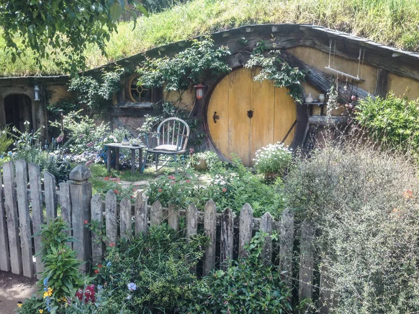 Matamata, New Zealand - 12 грудня 2019: Hobbiton Movie Set. Відоме місце зйомок "Хоббіт і володар перснів" — стокове фото