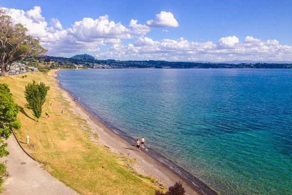 Taupo, Isla Norte, Nueva Zelanda - 21 de diciembre de 2016: Hermosa vista sobre el lago Taupo. Taupo es un famoso lugar turístico con muchas cosas que hacer en la región . — Foto de Stock