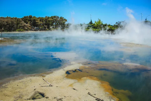 Piscina geotérmica no Parque Kuirau em Rotorua, North Island, Nova Zelândia — Fotografia de Stock