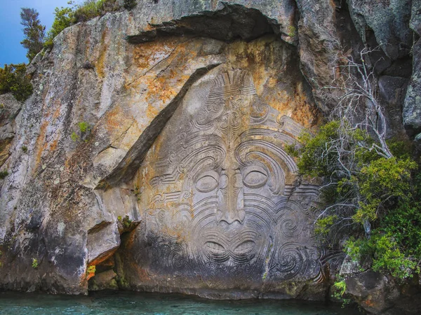 Mine Bay Maori Rock Tallados en Taupo, Isla Norte, Nueva Zelanda — Foto de Stock