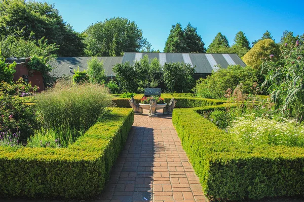 Hamilton, Nueva Zelanda - 28 de diciembre de 2016: Los hermosos Hamilton Gardens están decorados con muchas pequeñas características . — Foto de Stock