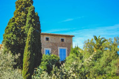 Mallorca, İspanya 'da bulunan çiçekli İspanyol tarzı bir ev.