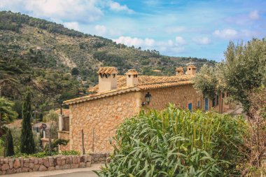 İspanya Mallorca 'nın batı kıyısındaki Deia kasabasının manzarası