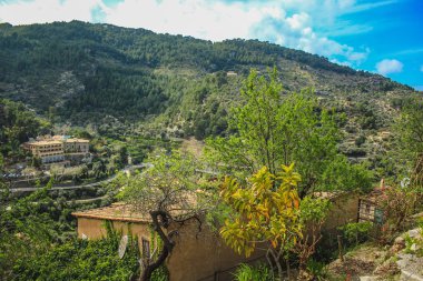 İspanya Mallorca 'nın batı kıyısındaki Deia kasabasının manzarası