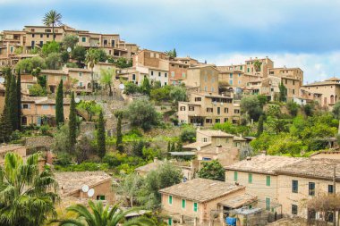 İspanya Mallorca 'nın batı kıyısındaki Deia kasabasının manzarası