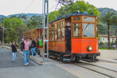 Port De Soller, Mallorca, İspanya - 19 Mart 2018: Turistli ünlü tramvay De Soller Limanı 'na geldi