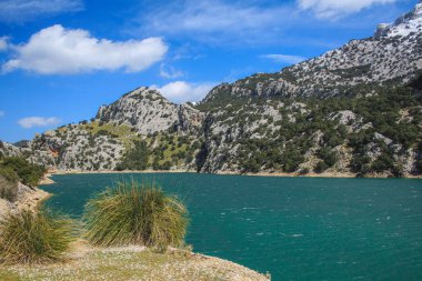 İspanya Mallorca 'da Pant de Georg Blau ve Serra de Tramuntana dağlarının manzarası