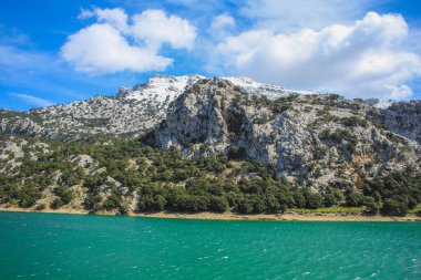 İspanya Mallorca 'da Pant de Georg Blau ve Serra de Tramuntana dağlarının manzarası