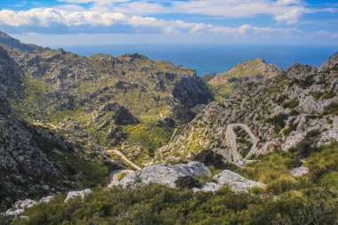 Serra de Tramuntana 'dan dolambaçlı yol, Mallorca, İspanya' daki Nus de Sa Corbata manzaralı
