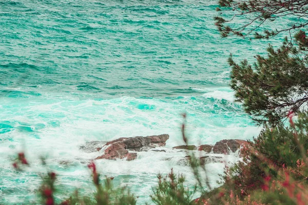 西班牙马略卡岛西海岸野水中的岩石 — 图库照片