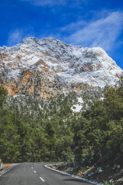 Serra de Tramuntana 'nın Mallorca, İspanya' daki karlı dağları manzarası
