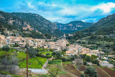 Valldemossa köyünde Sant Bartomeu, Mallorca, İspanya kilisesi bulunmaktadır.