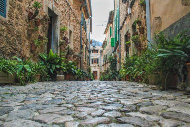 Valldemossa, Mallorca, İspanya 'da kaldırım taşları olan boş bir sokak.