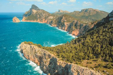 İspanya, Mallorca 'daki Cap de Formentor' un kuzey kıyısına bakın.