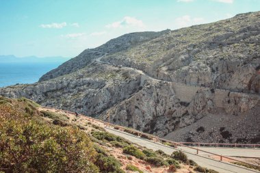 Serra de Tramuntana 'dan dolambaçlı yol, Mallorca, İspanya' daki Cap de Formentor 'dan görüş