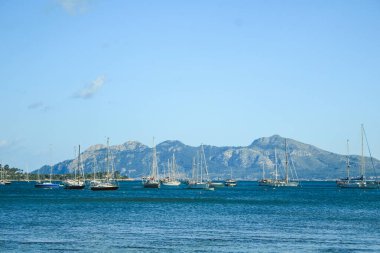 Port de Pollenca, Mallorca, İspanya 'da tekneleri olan sakin bir liman.