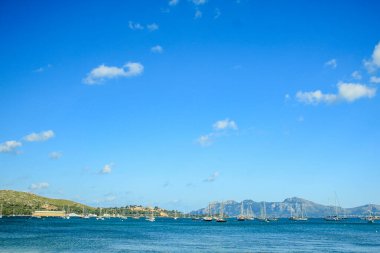 Port de Pollenca, Mallorca, İspanya 'da tekneleri olan sakin bir liman.