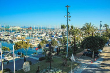 Port de Alcudia, Mallorca, İspanya 'da teknelerle meşgul.