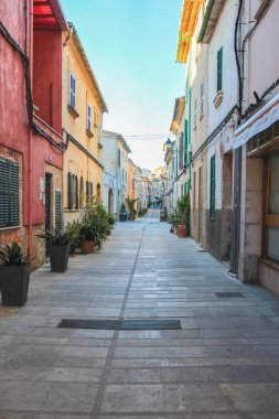 Alcudia, Mallorca, İspanya 'da boş bir sokak.