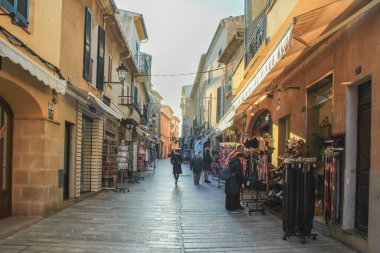 Alcudia, Mallorca, İspanya - 22 Mart 2018: Eski Alcudia kasabasının sokaklarında yürüyen birkaç kişi