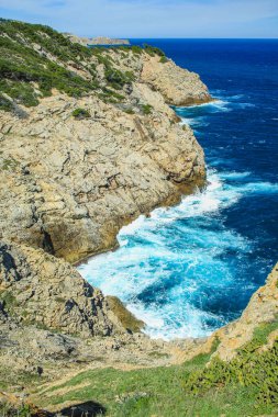 Cala Gat 'taki Cala Rajada, Mallorca, İspanya yakınlarındaki kayalıkların ve vahşi kıyı şeridinin üzerinden görüş