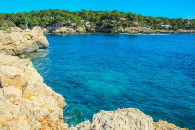 Cala Gat plajı - Cala Rajada, Mallorca, İspanya 'nın güzel sakin kıyılarının manzarası