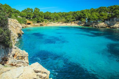 Cala Gat plajı - Cala Rajada, Mallorca, İspanya 'nın güzel sakin kıyılarının manzarası