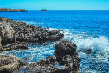 İspanya, Mallorca, Cala Rajada 'daki sert kıyı şeridine bakın.