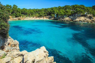 Cala Gat plajı - Cala Rajada, Mallorca, İspanya 'nın güzel sakin kıyılarının manzarası