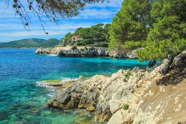 Cala Rajada, Mallorca, İspanya 'daki güzel sakin kıyı şeridi manzarası