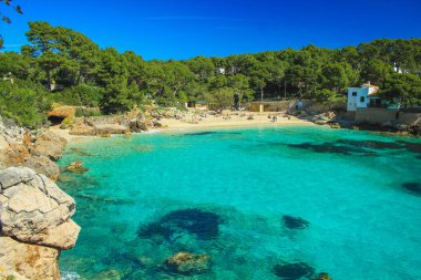 Cala Gat plajı - Cala Rajada, Mallorca, İspanya 'nın güzel sakin kıyılarının manzarası
