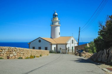 Faro de Capdepera deniz feneri Cala Gat tepesinde Cala Rajada, Mallorca, İspanya yakınlarında