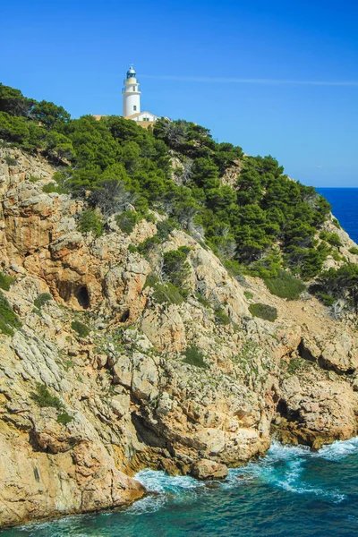 Φάρος Faro Capdepera Στην Κορυφή Των Βράχων Στην Cala Gat — Φωτογραφία Αρχείου