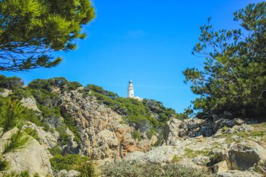 Faro de Capdepera deniz feneri Cala Gat tepesinde Cala Rajada, Mallorca, İspanya yakınlarında