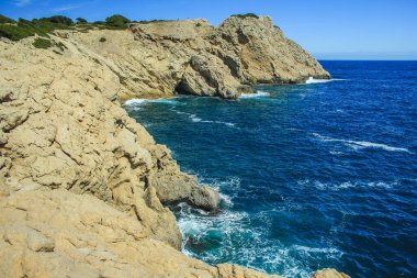 Cala Gat 'taki Cala Rajada, Mallorca, İspanya yakınlarındaki kayalıkların ve vahşi kıyı şeridinin üzerinden görüş