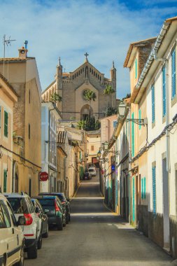 Arta 'da boş bir cadde ve arkasında Transfigacio del Senyor kilisesi var.