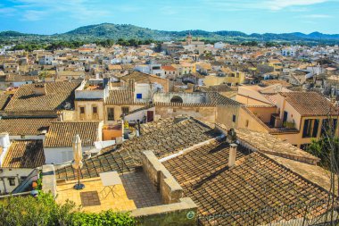 Arta, Mallorca, İspanya 'nın güzel Akdeniz köyünün manzarası