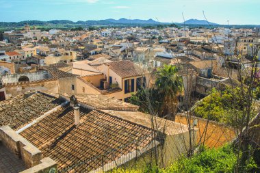 Arta, Mallorca, İspanya 'nın güzel Akdeniz köyünün manzarası