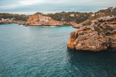 Santanyi, Mallorca, İspanya yakınlarında bulutlu bir günde pitoresk sert kıyı şeridi