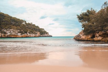 Cala Santanyi - Santanyi, Mallorca, İspanya 'da alçak mevsimde güzel boş bir sahil