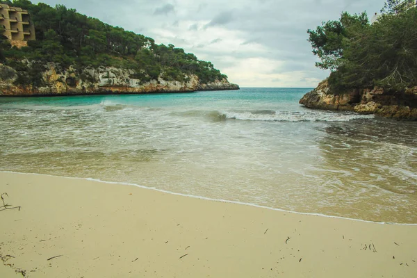 Cala Santanyi スペイン マヨルカ島 スペインのローシーズンの美しい空のビーチ — ストック写真