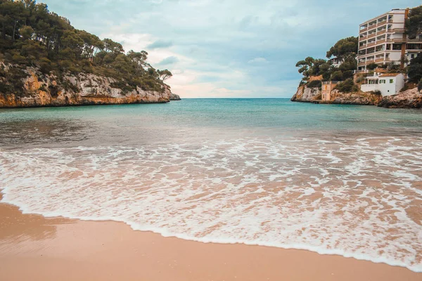Cala Santanyi - Santanyi, Mallorca, İspanya 'da alçak mevsimde güzel boş bir sahil