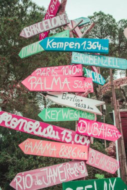 Tahta levha, dünyanın dört bir yanındaki Mallorca, İspanya 'da bulunan şehirlerin yönünü gösteriyor.