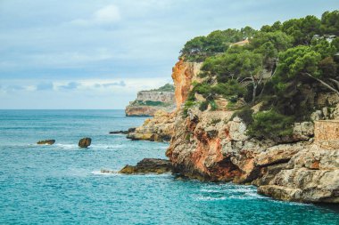 Cala Santanyi - Santanyi, Mallorca, İspanya 'da kayalıklarda evleri olan güzel bir manzara