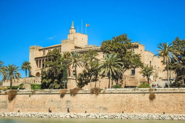 Palma, Mallorca / İspanya - 26 Mart 2018: Başkent Palma de Mallorca 'da bulunan La Almudaina Kraliyet Sarayı, hem şehir hem de saray turistler arasında popülerdir.