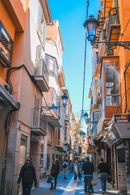 Palma, Mallorca / İspanya - 26 Mart 2018: Başkent Palma de Mallorca 'da sokak. Güneşli bir günde alışveriş caddesinde gezinen turistler.