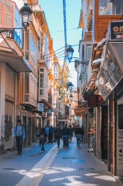 Palma, Mallorca / İspanya - 26 Mart 2018: Başkent Palma de Mallorca 'da sokak. Güneşli bir günde alışveriş caddesinde gezinen turistler.